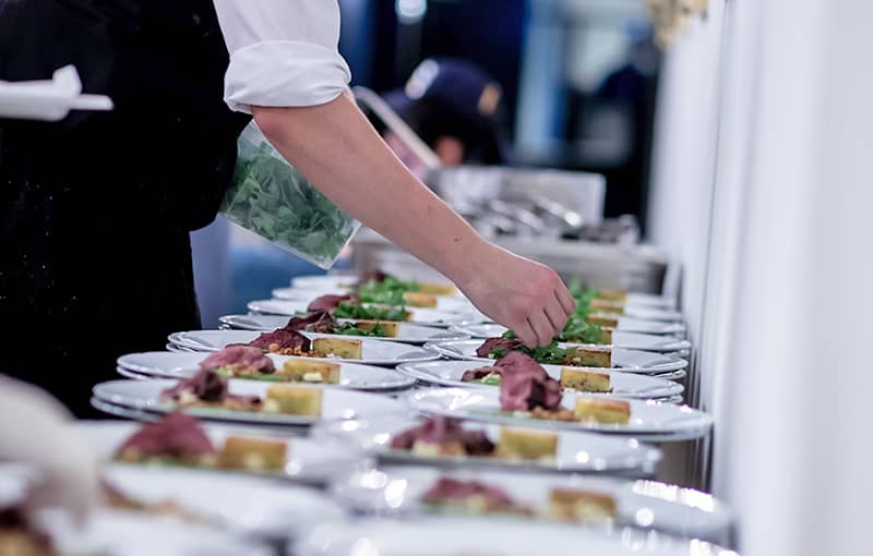 chef-serving-food